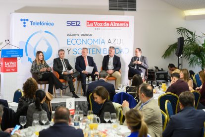 Participantes de la mesa redonda sobre Economía Azul y Sostenibilidad.