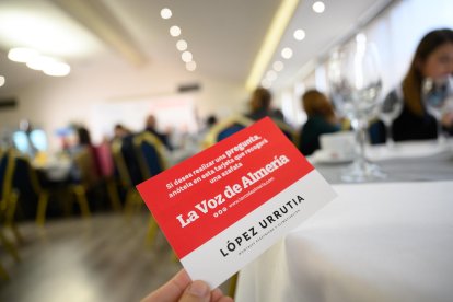 Los asistentes tuvieron la oportunidad de dejar sus preguntas para los participantes de la mesa redonda en estas tarjetas.