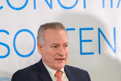 Manuel León, redactor jefe de La Voz de Almería y coordinador de la mesa redonda sobre Economía Azul y Sostenibilidad.