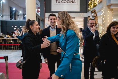 Alejandra Abad recibiendo a los invitados.