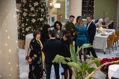 Los invitados charlando durante el evento.