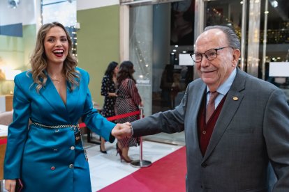 Alejandra Abad recibiendo a su abuelo, Manuel Abad, fundador de Muebles Mago.