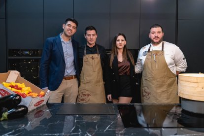 Rafa Ais Azor y Cristina Estrada, en representación de Neolith, junto a los chefs almerienses.