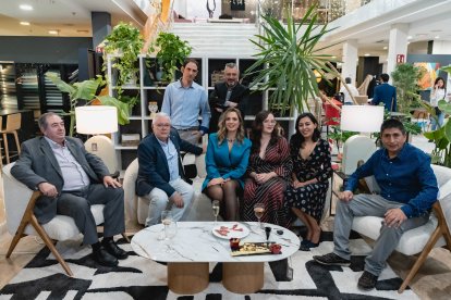 Foto de familia de los trabajadores de Muebles Mago.