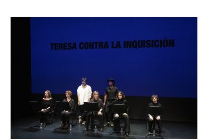 Ana Belén, Gloria Muñoz, Natalie Poza, Aitana Sánchez-Gijón y Julieta Serrano con Matías Umpierrez y Paco Bezerra.