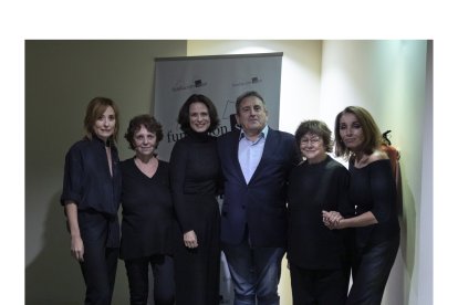 El elenco de la lectura dramatizada con Juan José Solana, presidente de la Fundación SGAE.