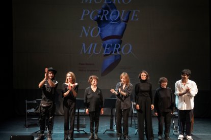 Ana Belén, Gloria Muñoz, Natalie Poza, Aitana Sánchez-Gijón y Julieta Serrano con Paco Bezerra y Matías Umpierrez.