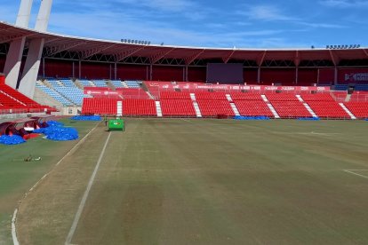 La zona de banquillos con las lonas.