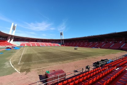 Panorámica de un Estadio que cambia de color.