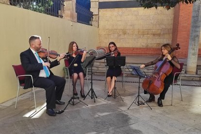 El cuarteto de cuerda de la OCAL interpretó el himno de Andalucía.
