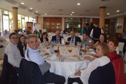 Colegiados y acompañantes al almuerzo en el Club de Mar.