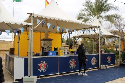 Las barras preparadas para servir cerveza poco antes del inicio.