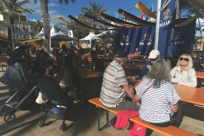 Asistentes en una de las mesas.