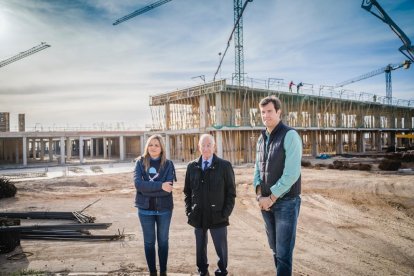 Juan José Salvador ha visitado junto a Gabriel Amat y Rocío Sánchez el lugar en el que se está levantando el futuro centro hospitalario.