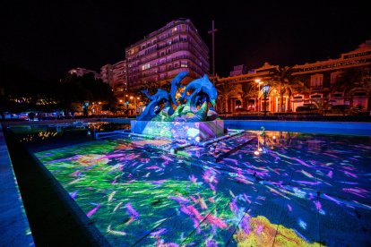 En la Fuente de Los Delfines, imágenes donde se puede ver el fondo marino a través de la técnica de mapping. 