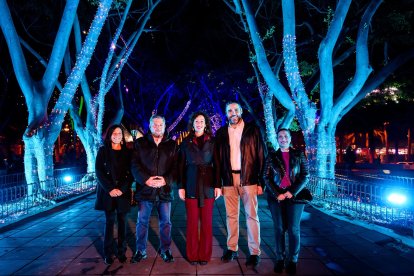 María del Mar Vázquez, alcaldesa de Almería, acompañada por Diego Cruz, concejal de Cultura, y otros ediles durante la inauguración del espectáculo. 