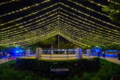 Cordón de luz para decorar el perímetro a modo de paraguas.