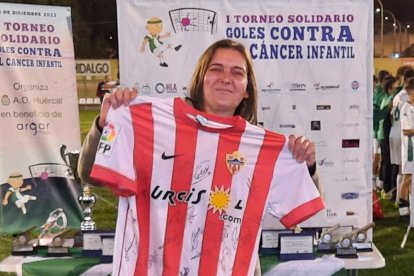 La ganadora de la camiseta firmada del Almería.