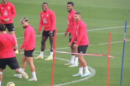 Contento en el rondo con sus nuevos compañeros.