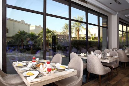 El salón para desayunar con vistas al jardín interior.