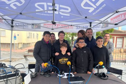 El programa contó con estudiantes del colegio Juan XIII, en la imagen junto con autoridades municipales y el presentador del ‘Hoy por Hoy Levante, Guillermo Mirón.