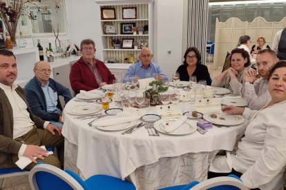 En el centro el ex-director, José Vique y esposa, junto a otros socios de ACRIA.