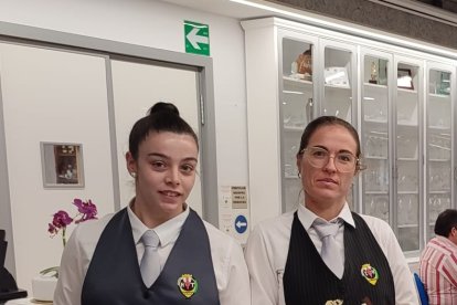 Alumnas de servicio con los dulces para el café.
