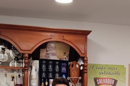 Criztóbal Uz en la barra con una compañera.