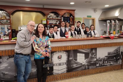 El profesor Francisco Cazorla con una compañera.