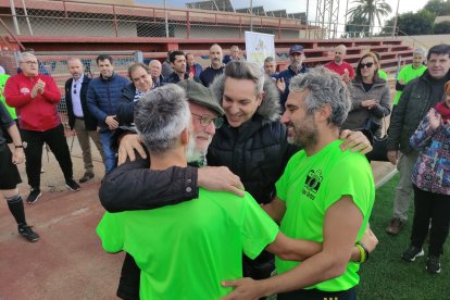 Sus tres hijos se abrazan a su padre antes de celebrarse el partido homenaje en el Rafael Andújar.