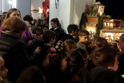 Niños en la iglesia de Adra.