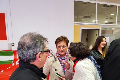 Adriana Valverde, en el centro de la foto.