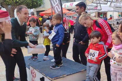 Entrega de medallas a los pequeños.