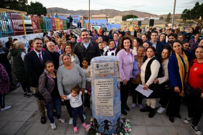 Descubrimiento de un monolito en la plaza a la que da nombre Carmen Mora.