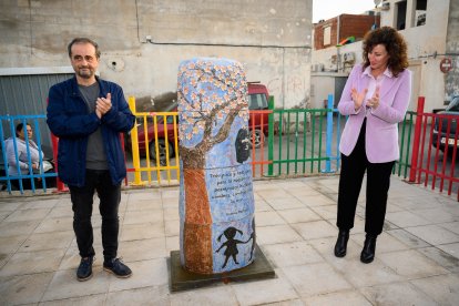 El monolito se ubica en la plaza a la que da nombre Carmen mora.