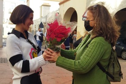 La concejala de Sostenibilidad Ambiental, Margarita Cobos, en el punto de reparto que se ha instalado en la Plaza Vieja.