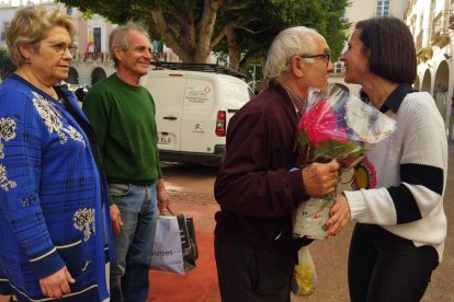 Margarita Cobos saludando a los almerienses que se han acercado a la Plaza Vieja.