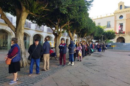 Colas en la Plaza Vieja para conseguir uno de los pascueros que da el Ayuntamiento de Almería.