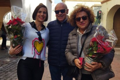 La propia Margarita Cobos ha estado repartiendo los pascueros y charlando con los almerienses.
