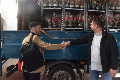 El concejal Jesús Luque, saludando a un empleado del Ayuntamiento durante el reparto.