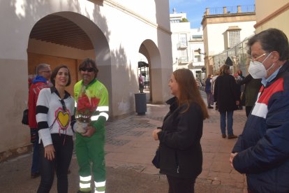Funcionarios del Ayuntamiento repartiendo los pascueros.