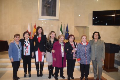Amigos de Natación de Bahía de Almería y de la Asociación Amanecer con María Aguirre.
