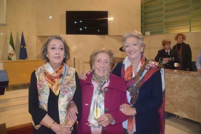 María Aguirre con sus hijas, María Dolores y Carmely.