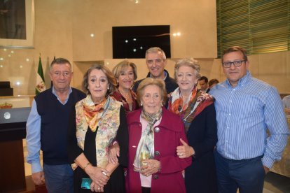  La homenajeada con seis de sus siete hijos.