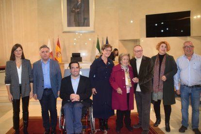 María Aguirre con Adolfo García y concejales del Ayuntamiento de Almería.