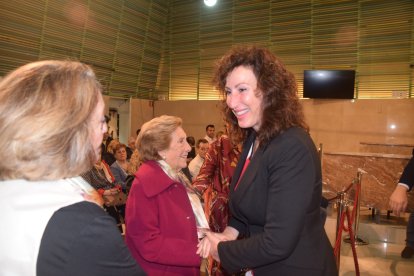 La alcaldesa, María del Mar Vázquez, dirigiendo unas palabras a la homenajeada.
