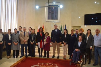  La homenajeada, rodeada de todos los concejales asistentes al acto.