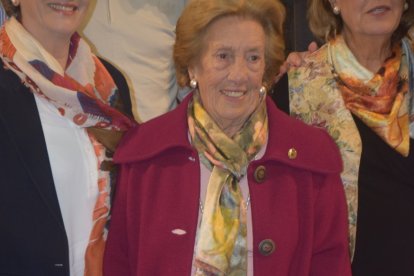 María Aguirre con su nieta menor.