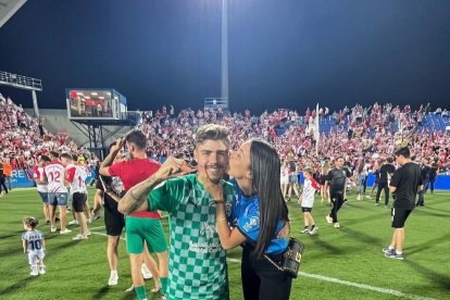 Pozo y Pilar en la fiesta del ascenso en Leganés.