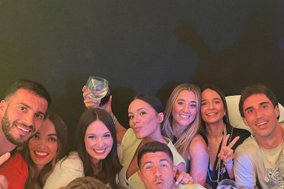 Las parejas juntas después del ascenso de categoría.